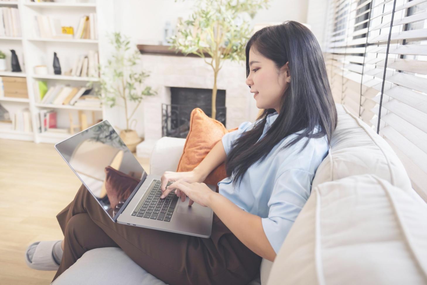 Gráficos y calculadora sobre mesa de trabajo financiera