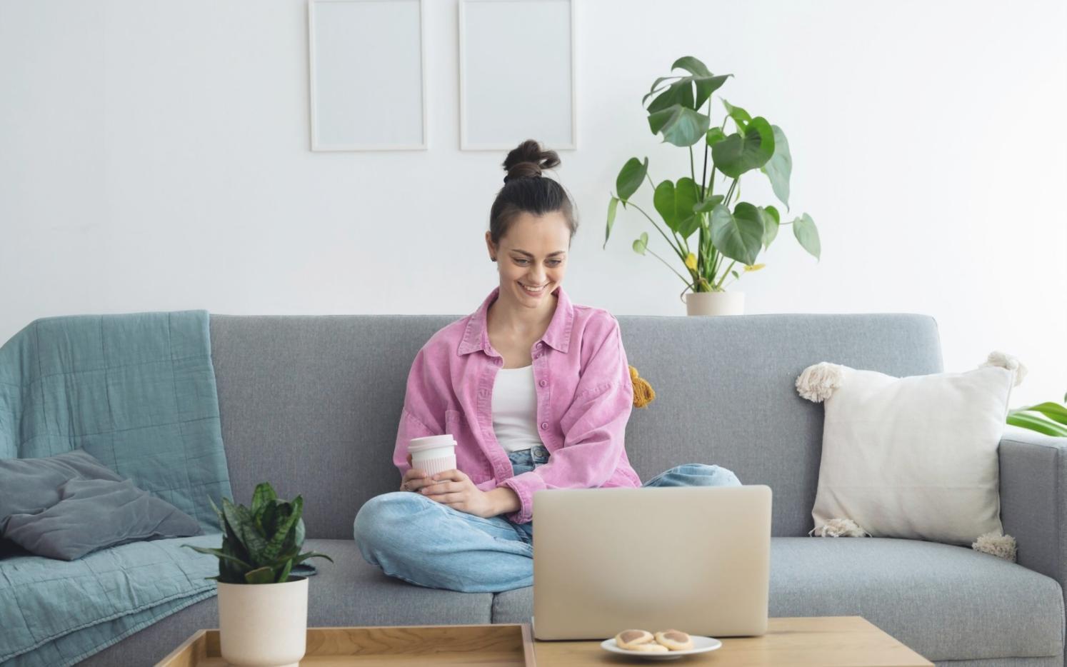 Equipo trabajando en análisis financiero