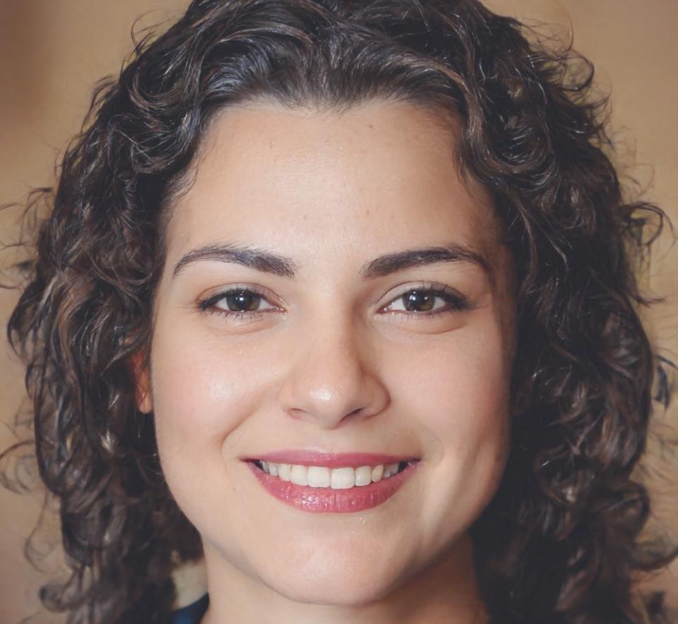 Profesional en finanzas sonriendo en entorno de oficina moderno